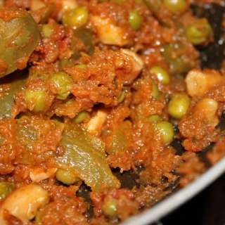 Peas, Bell Pepper, Cashews in Tomato Cilantro Curry.