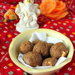 Besan Laddoo (Sweet Chickpea Flour Balls With Cashews And Raisins) Indian Sweet, Vegan