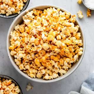 Homemade Cheddar Cheese Popcorn (Quick & Easy!)