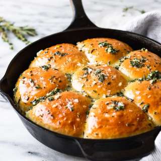 Garlic Herb Dinner Rolls