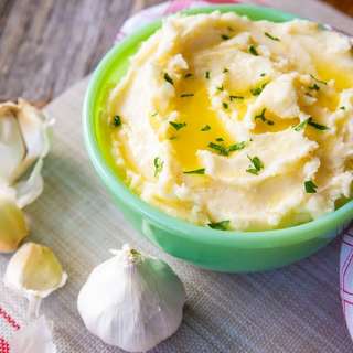 The BEST Buttery Garlic Mashed Potatoes