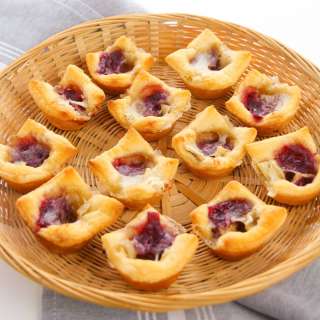 3-Ingredient Cranberry Brie Bites