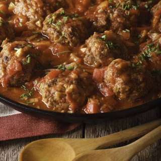 Albóndigas (Meatballs in spicy tomato sauce)