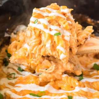 Crockpot Buffalo Chicken Mac and Cheese