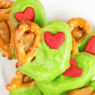 Christmas Pretzel Bites - Grinch Style!