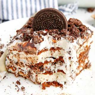 Cookies And Cream Ice Cream Cake (With Ice Cream Sandwiches!)