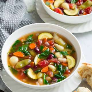 Slow Cooker Minestrone Soup {Olive Garden Copycat}