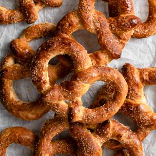 Homemade Soft Pretzels (Copycat Auntie Anne's Pretzel Recipe)