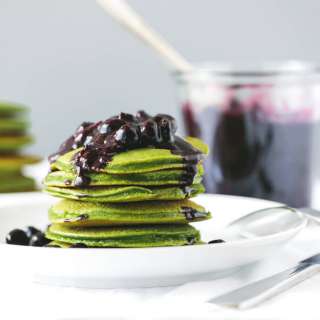 Green Smoothie Pancakes with Macerated Blueberries (gluten-free, paleo)