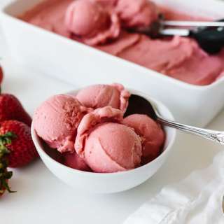 Homemade Strawberry Frozen Yogurt
