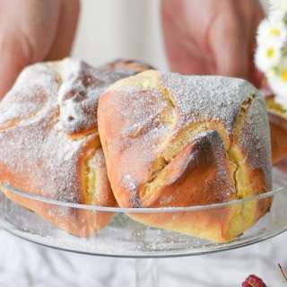 Poale-n Brâu: Romanian Sweet Cheese Buns