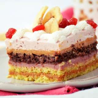 Caramel Strawberry Cake