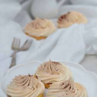 Meringue Cookies with Caramel Cream
