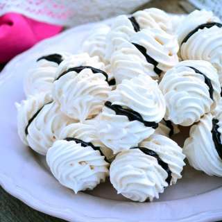 Meringue Kisses with Chocolate Cream