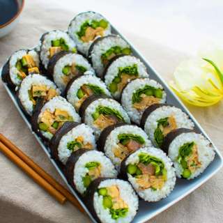 Kimbap with Omelet and Asparagus