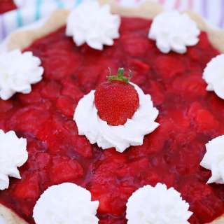 Strawberry Pie with Cheesecake Layer