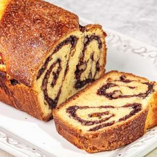 Cozonac cu Nucă (Romanian Spongecake with Walnuts)
