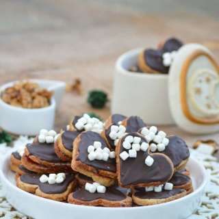 Heart-shaped Walnut & Cinnamon Cookies