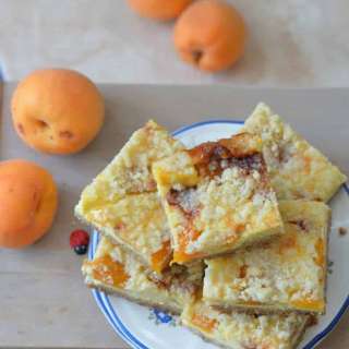 Cheesecake with Apricots and Crumble