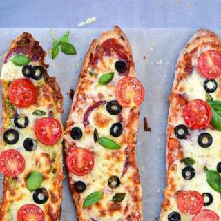 French Bread Pizza (Baguette Pizza)