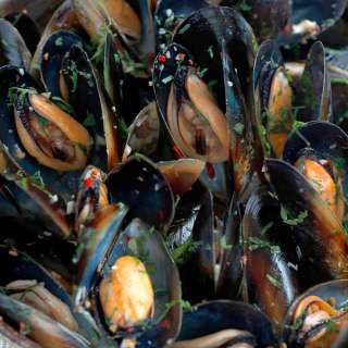 Easy Chilli Mussels in White Wine with Garlic