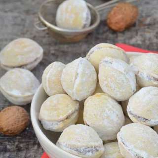 Walnut Cookies with Cocoa Cream