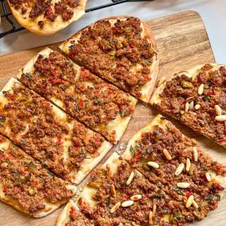 Lahme Bi Ajine: Lebanese Meat Pies