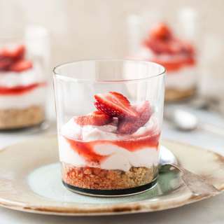Strawberry cheesecake with a nut crumble
