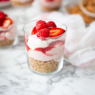 Berry cheesecake with almond crumble