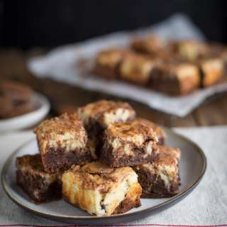 Cheesecake brownie bars with chocolate Romany Creams