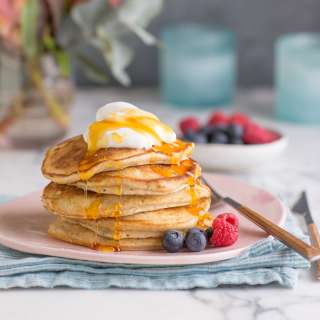 Fluffy blueberry & banana pancakes with oats