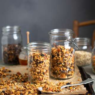 Honey & nut granola with raisins