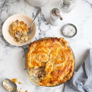 Chicken pie with bacon, leeks & mushrooms