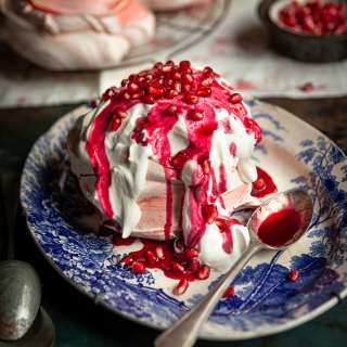 Pink meringues with pomegranate syrup