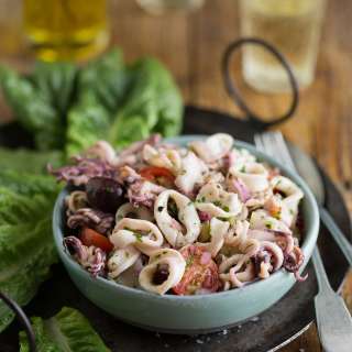 Calamari salad with tomatoes, olives & lemon