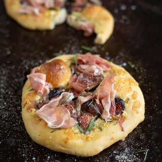 Pizzette with blue cheese, figs & prosciutto