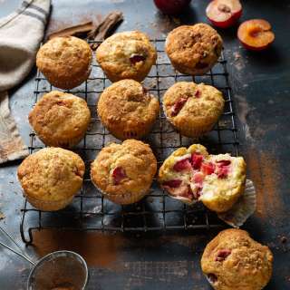Easy plum muffins with a hint of lemon and cinnamon