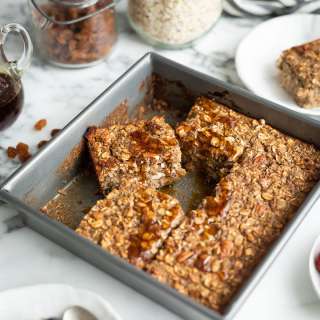 Baked oatmeal (baked oats) with bananas, raisins and pecans