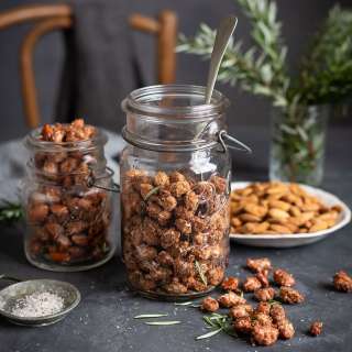 Spicy maple candied almonds