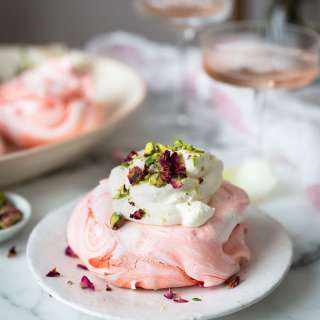 Rose meringues with pistachios