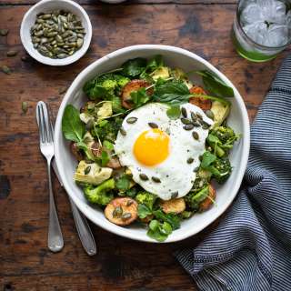 Warm salad with broccoli, new potatoes, artichokes & pesto