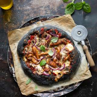 Black pizza with BBQ chicken, mushrooms & red onion