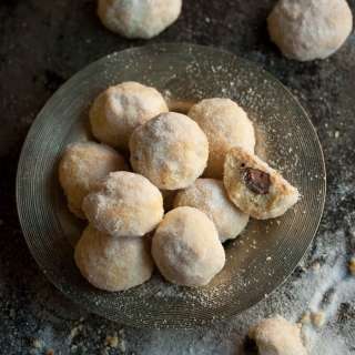 Shortbread biscuit balls with chocolate middles