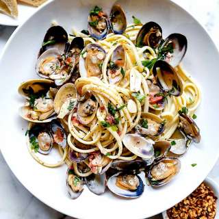 Easy Linguine with Clam Sauce (Linguine con Vongole)