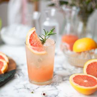 Gin & tonic with pink grapefruit