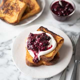 Mossbolletjie French toast with cottage cheese & berries
