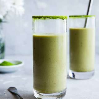 Vegan Banana-Matcha Smoothie