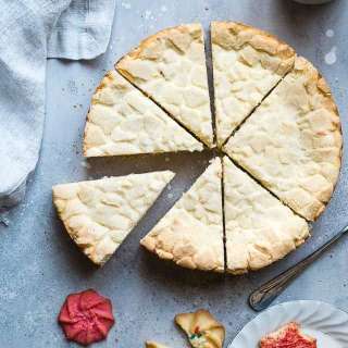 Christmas Sugar Cookie Greek Yogurt Cheesecake