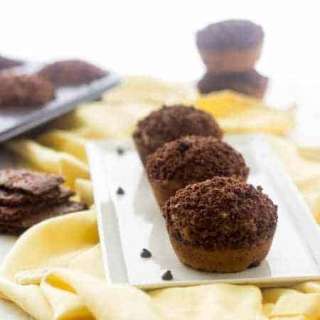 Banana Muffins with Chocolate Chips and Brownie Brittle Topping