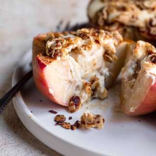 Healthy Cheesecake-Stuffed Baked Apples